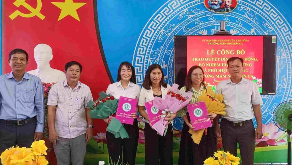 Ban lãnh đạo trao quyết định và hoa cho các cô: Vân, Tiền, Hiền